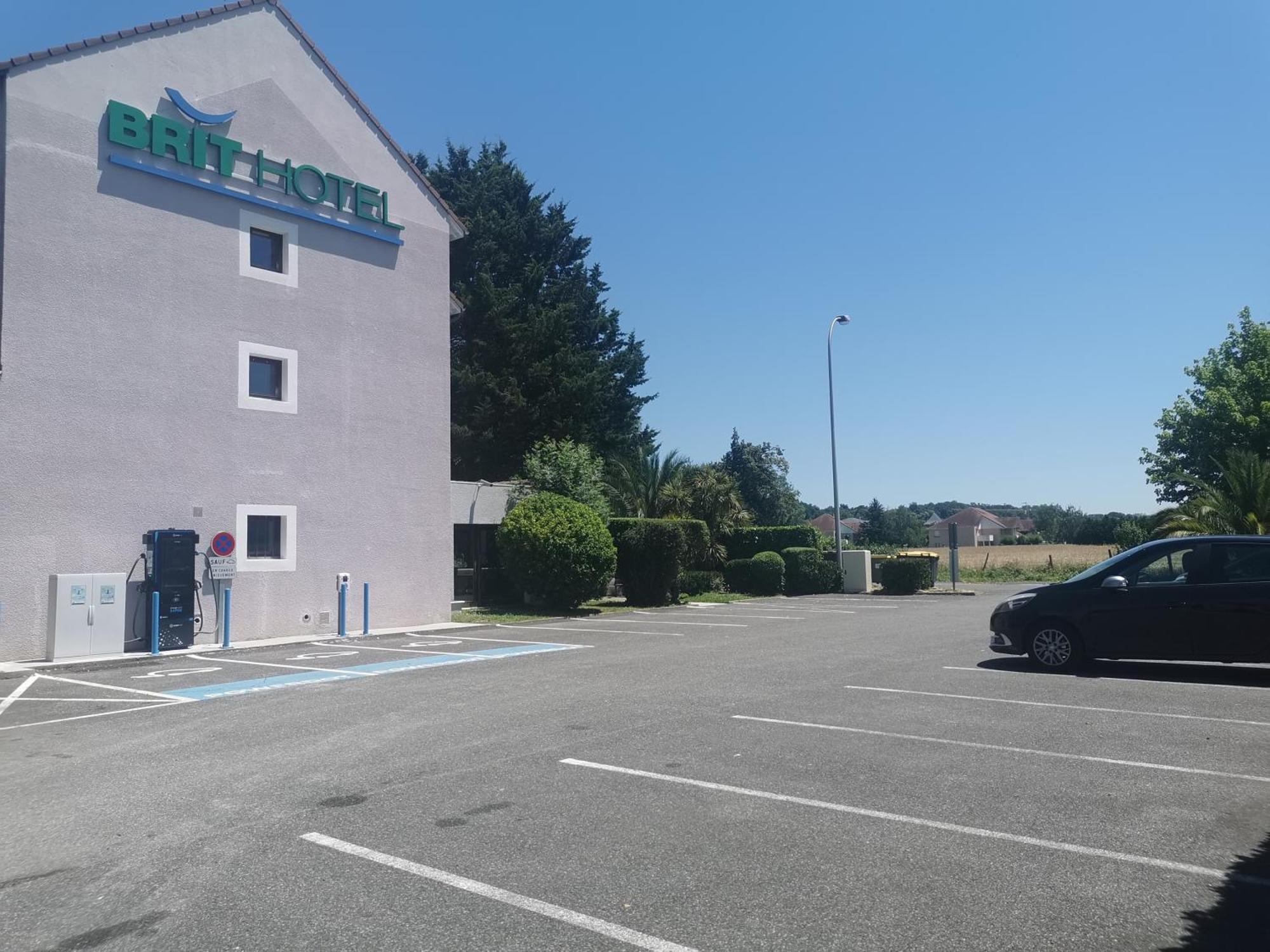Brit Hotel Confort Pau Lons Bagian luar foto