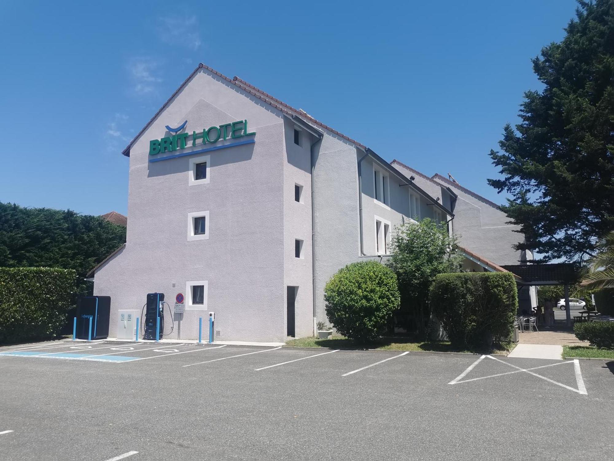 Brit Hotel Confort Pau Lons Bagian luar foto