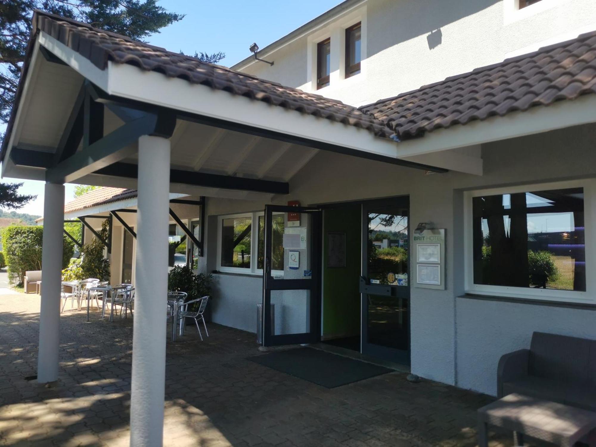 Brit Hotel Confort Pau Lons Bagian luar foto