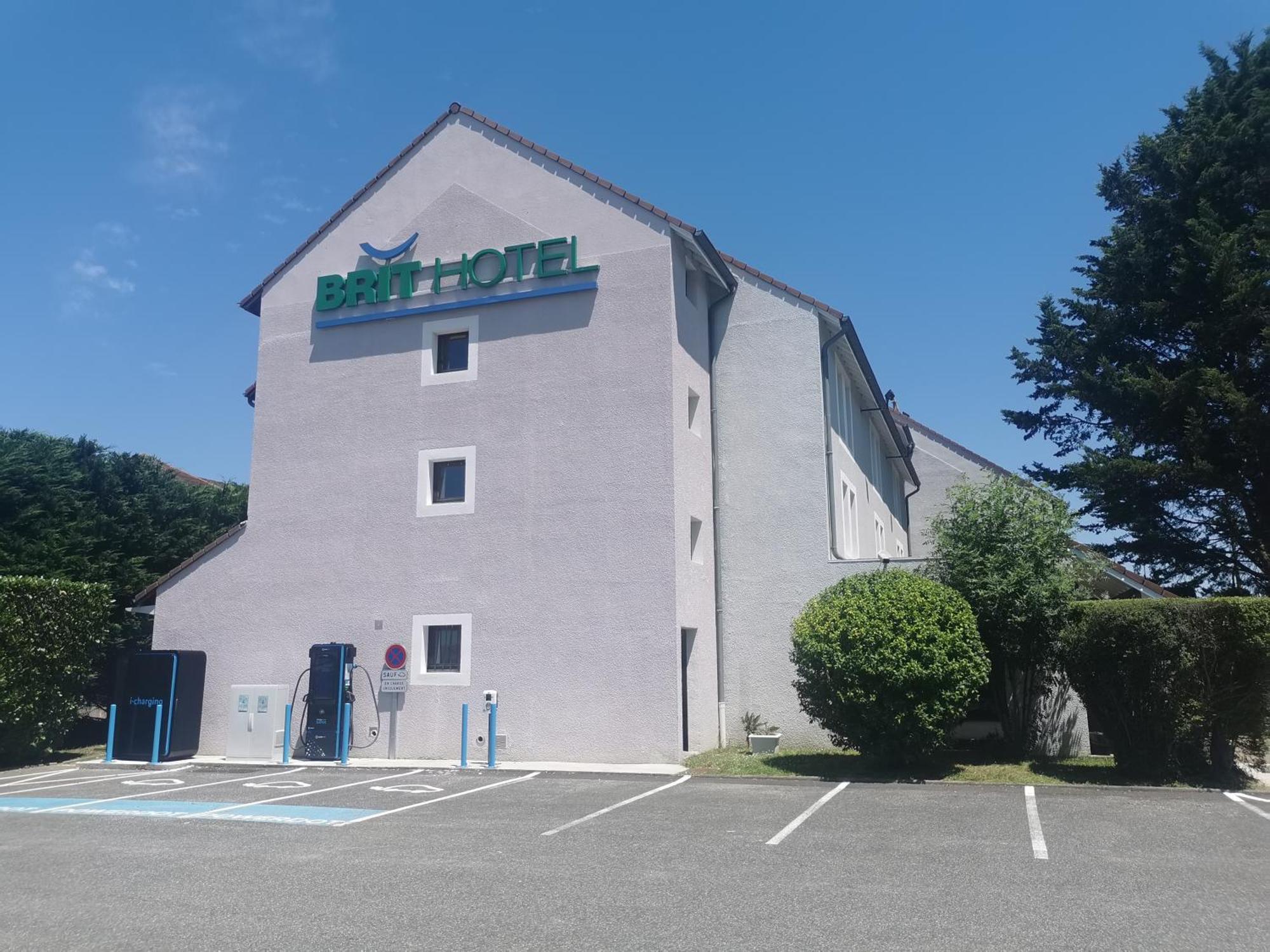 Brit Hotel Confort Pau Lons Bagian luar foto