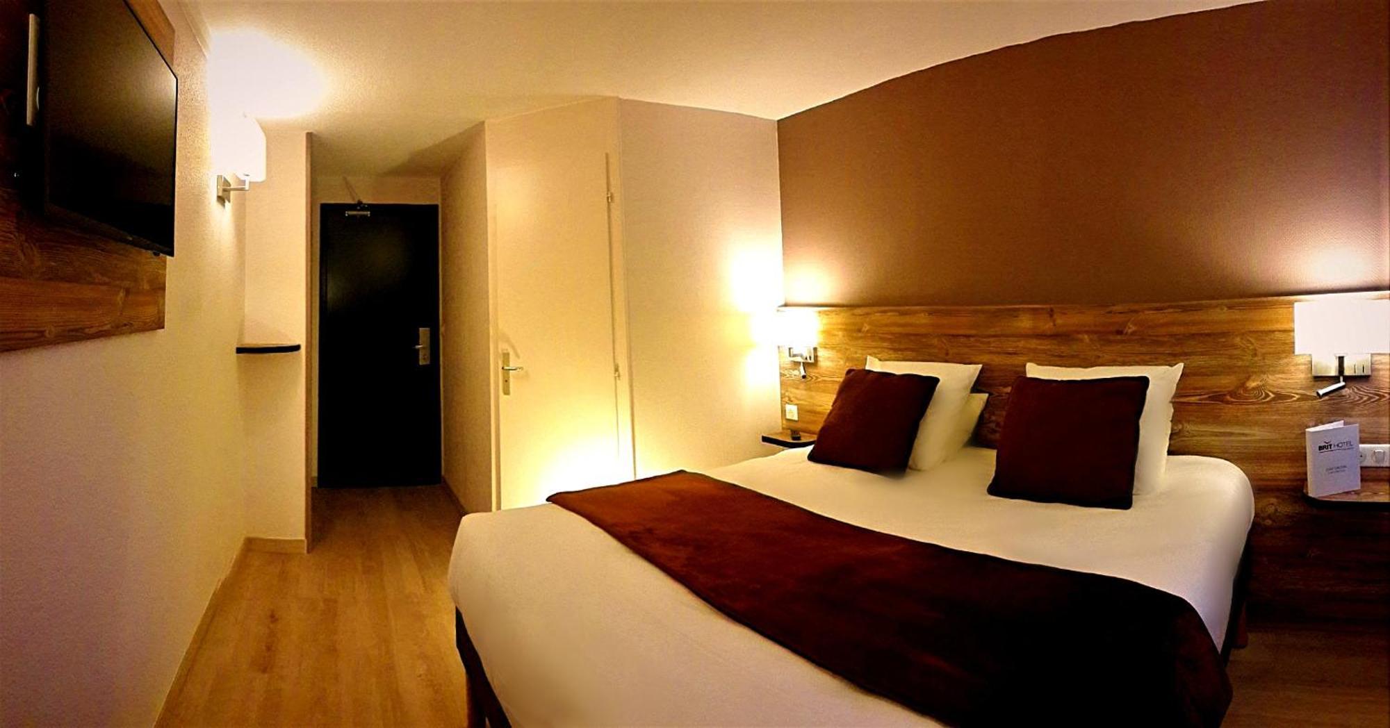 Brit Hotel Confort Pau Lons Bagian luar foto