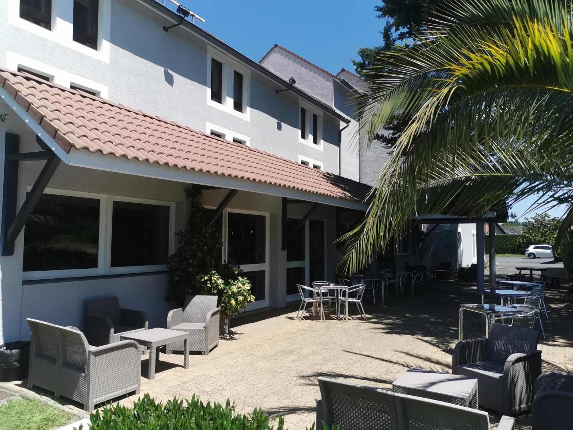 Brit Hotel Confort Pau Lons Bagian luar foto