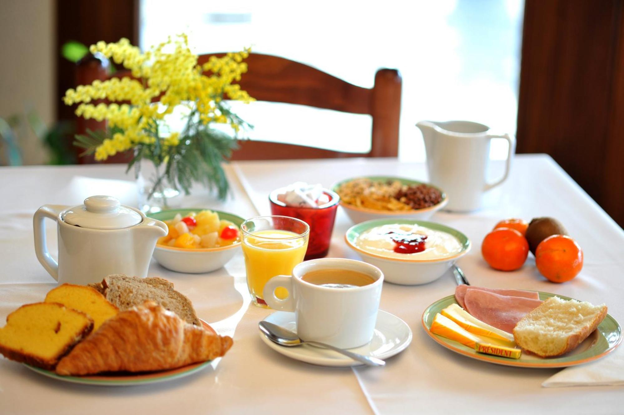 Brit Hotel Confort Pau Lons Bagian luar foto
