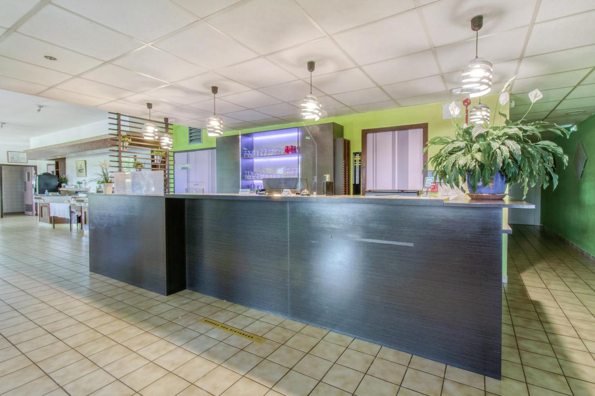 Brit Hotel Confort Pau Lons Bagian luar foto
