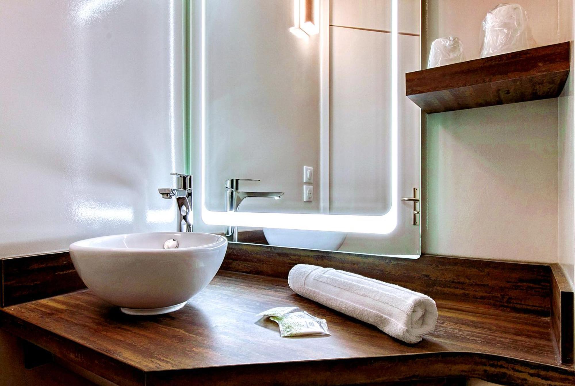 Brit Hotel Confort Pau Lons Bagian luar foto