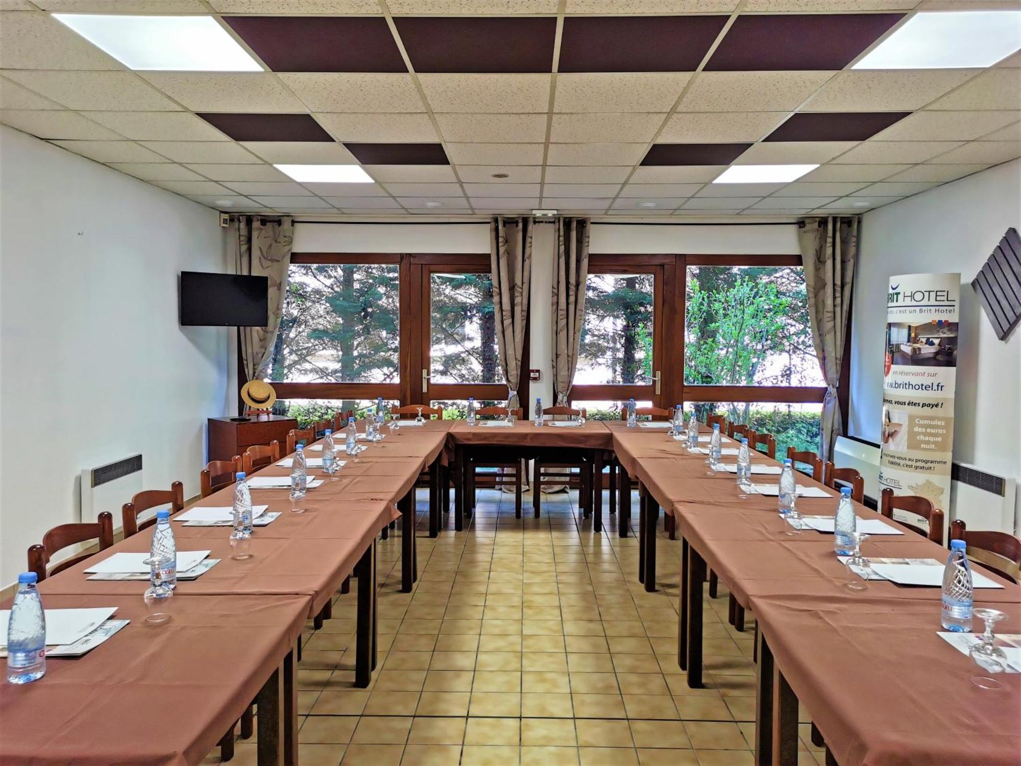 Brit Hotel Confort Pau Lons Bagian luar foto