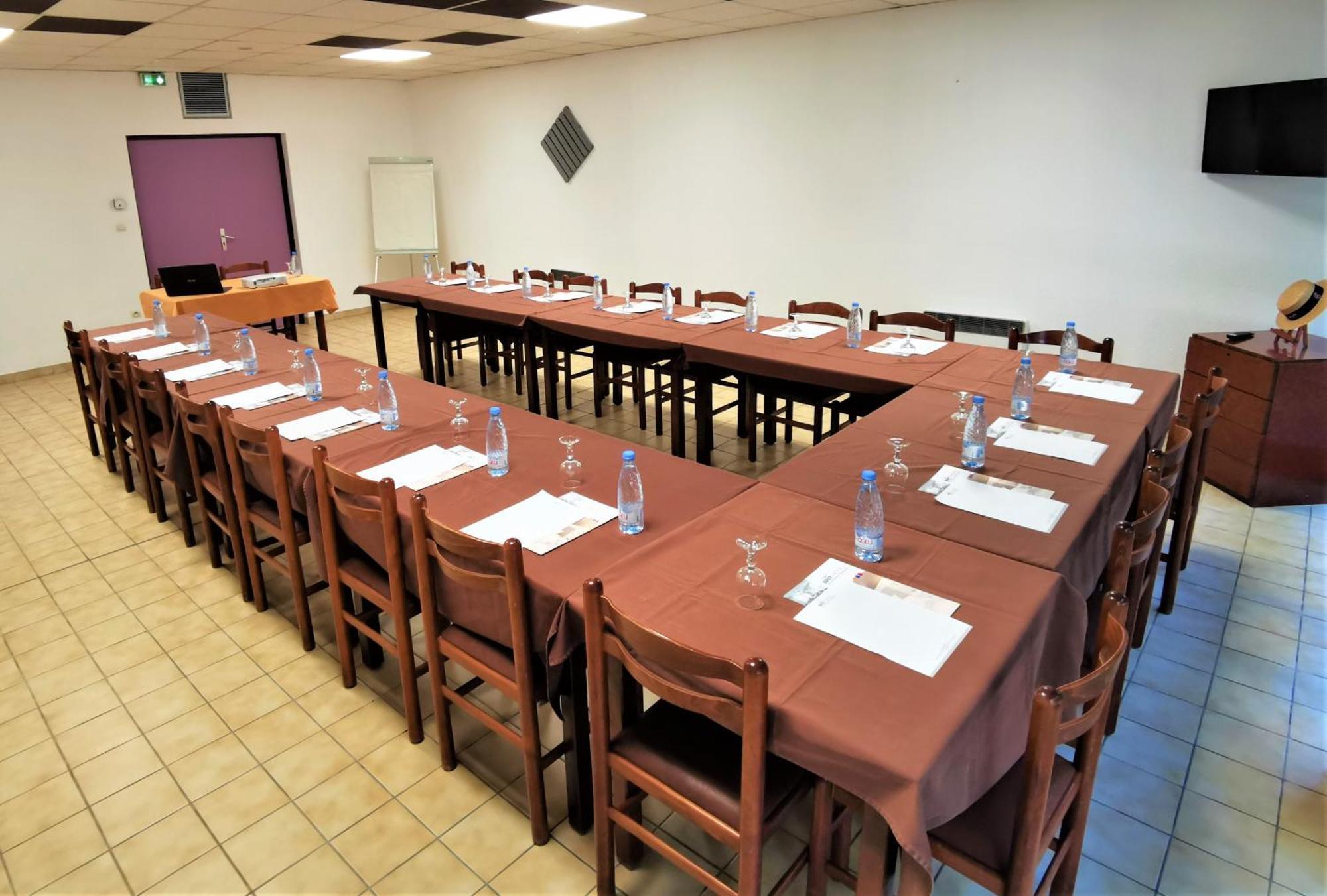 Brit Hotel Confort Pau Lons Bagian luar foto