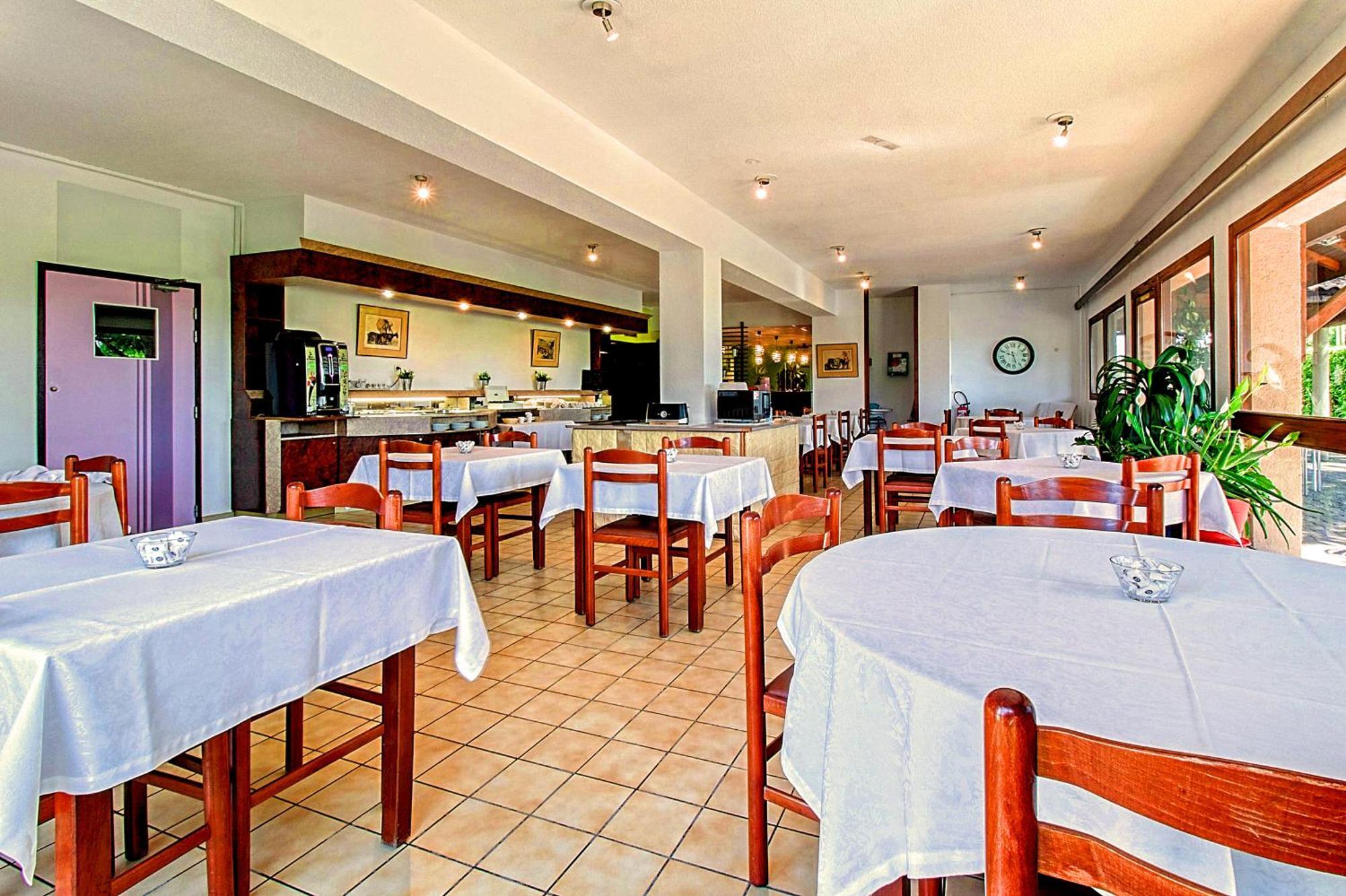 Brit Hotel Confort Pau Lons Bagian luar foto