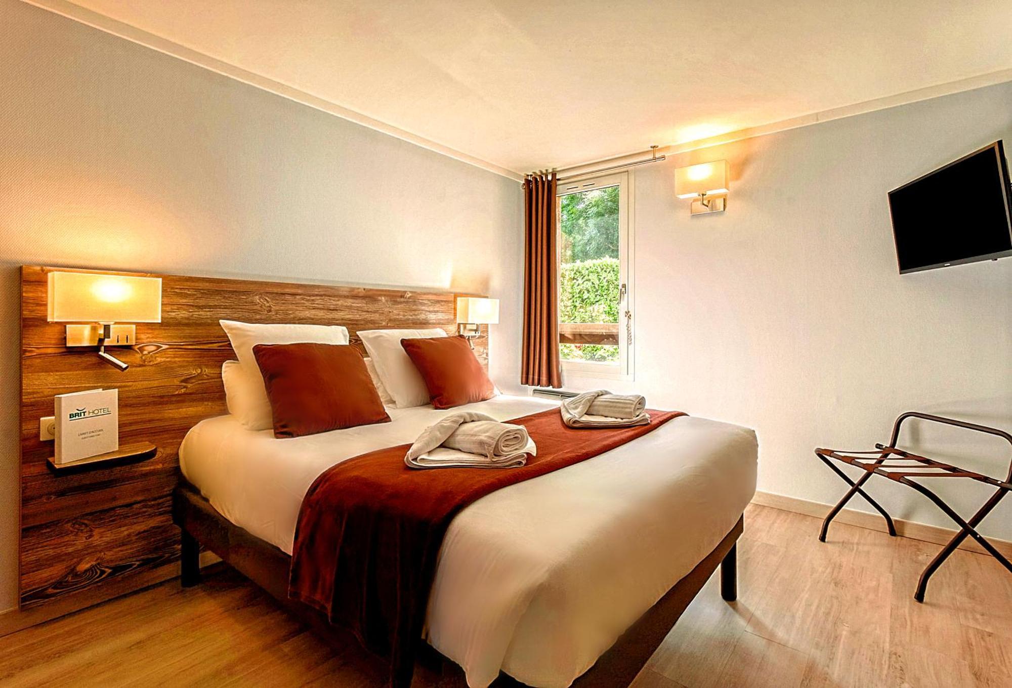Brit Hotel Confort Pau Lons Bagian luar foto