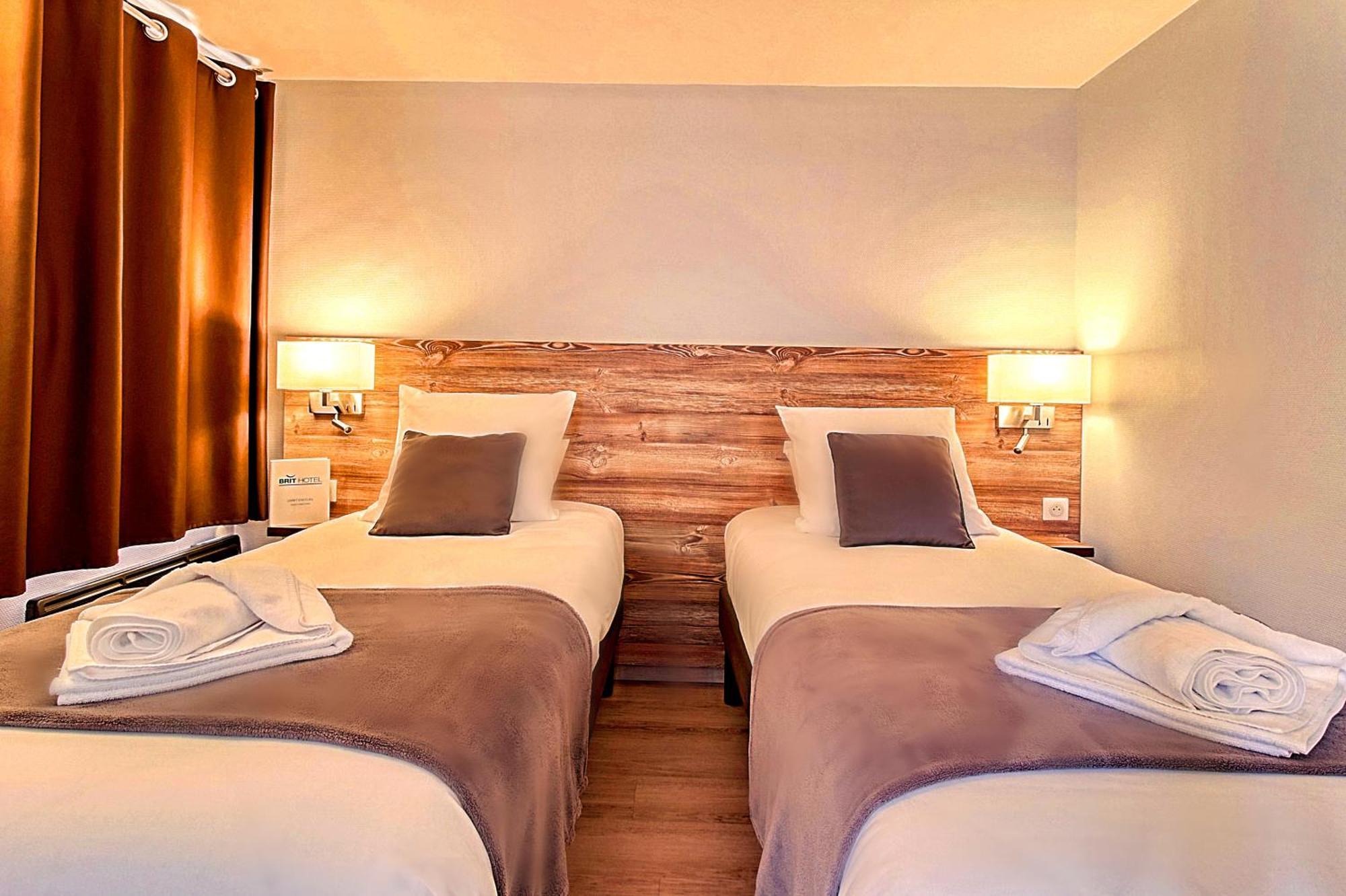 Brit Hotel Confort Pau Lons Bagian luar foto