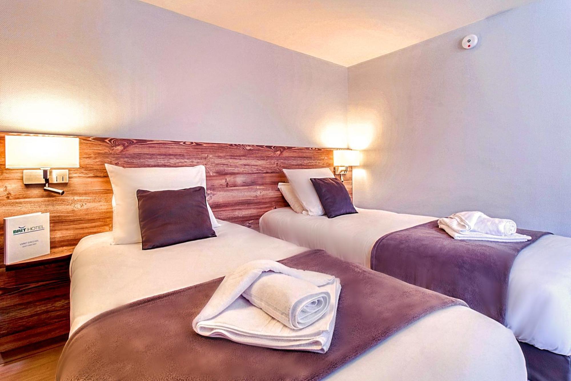 Brit Hotel Confort Pau Lons Bagian luar foto