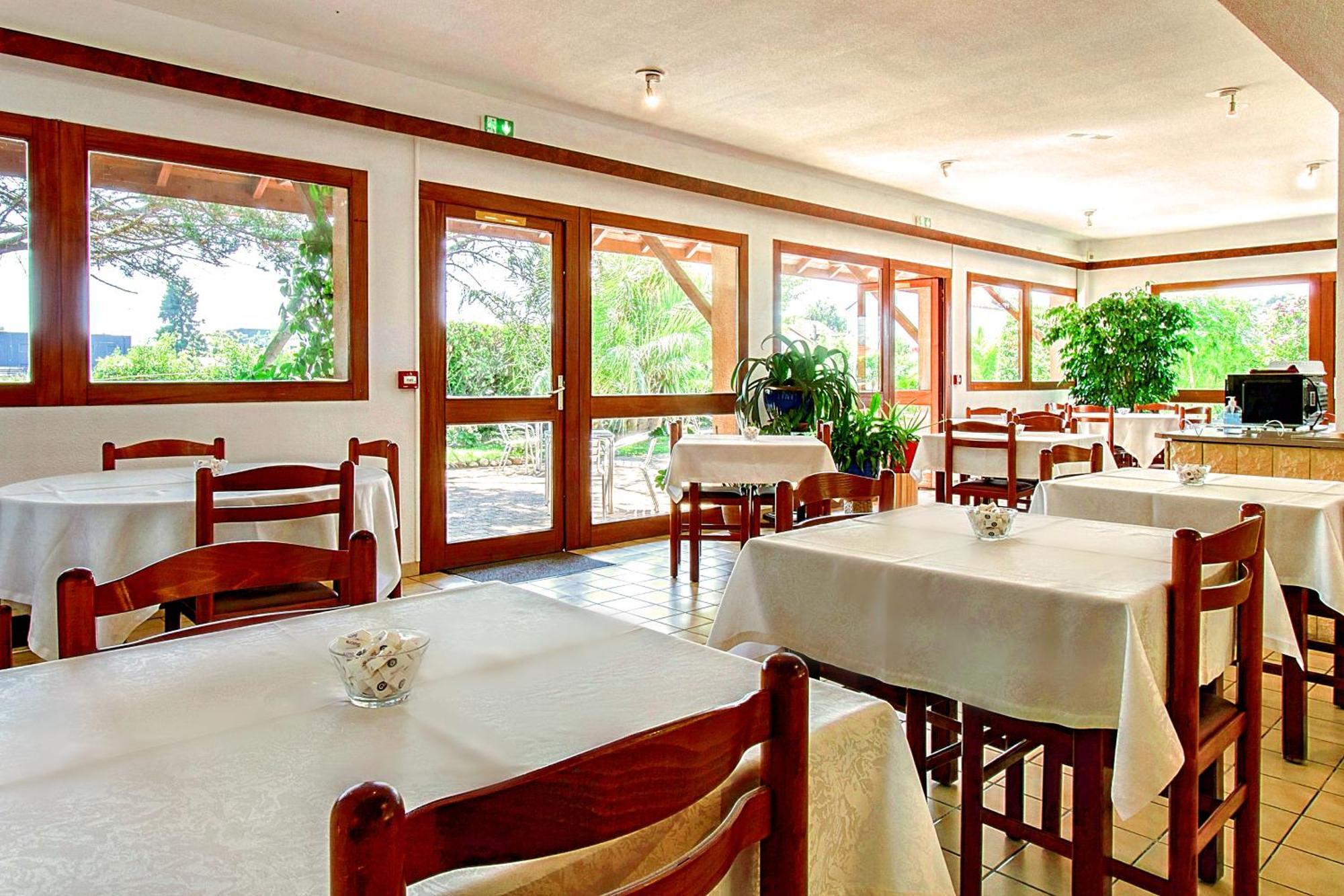 Brit Hotel Confort Pau Lons Bagian luar foto