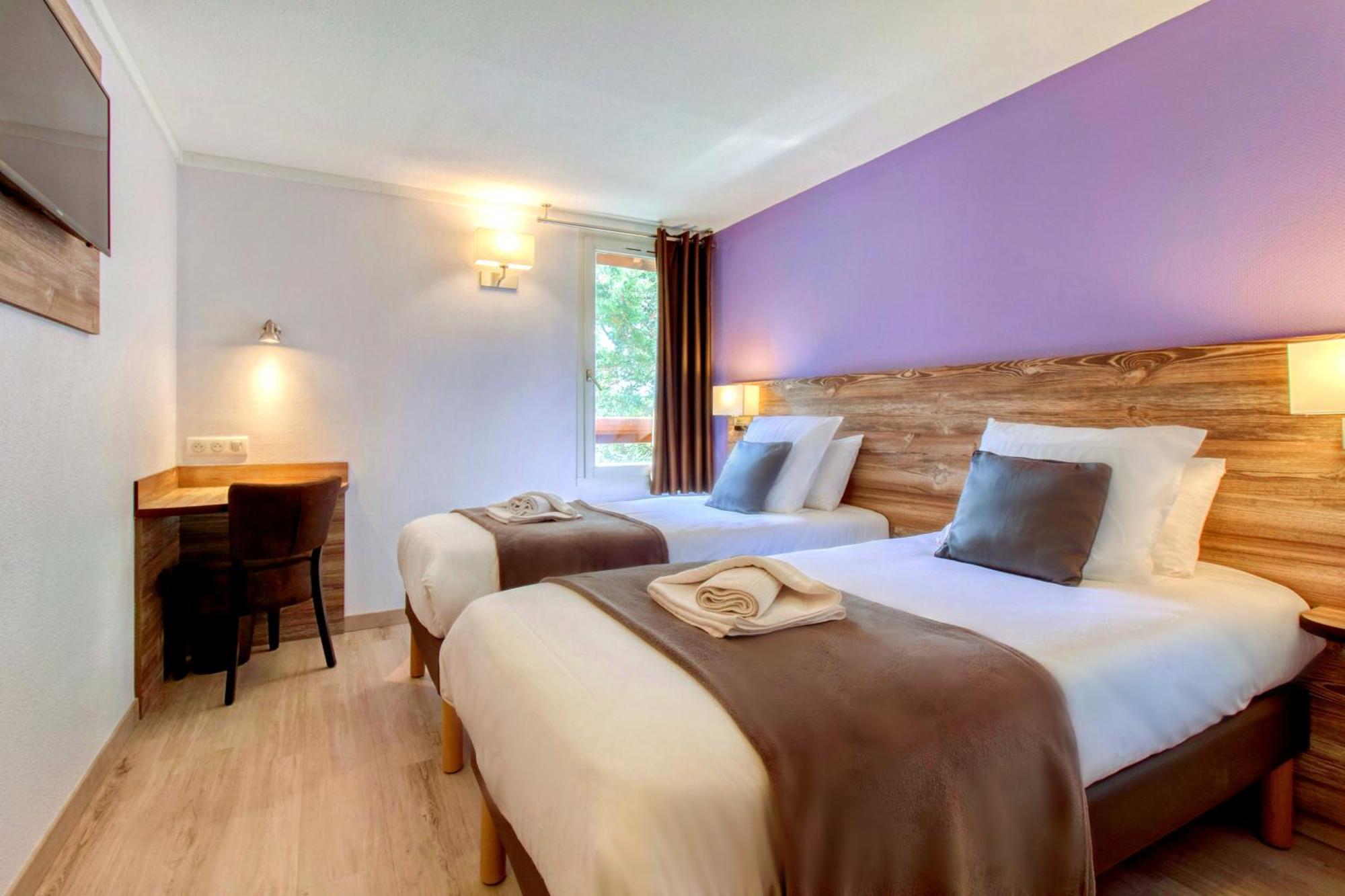 Brit Hotel Confort Pau Lons Bagian luar foto