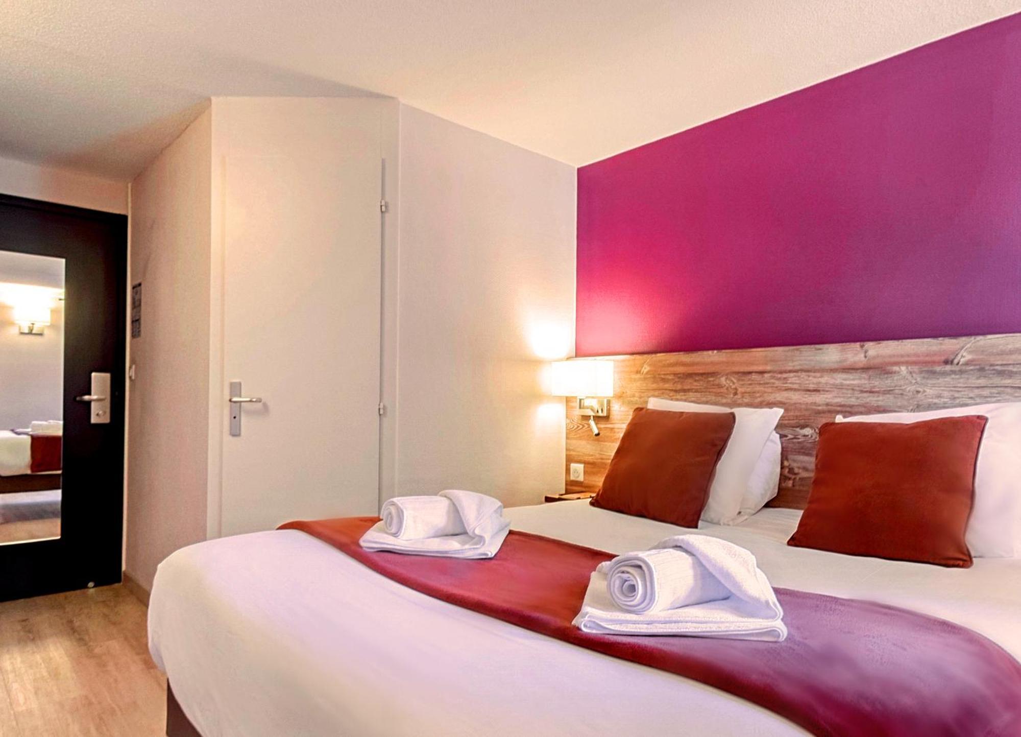 Brit Hotel Confort Pau Lons Bagian luar foto