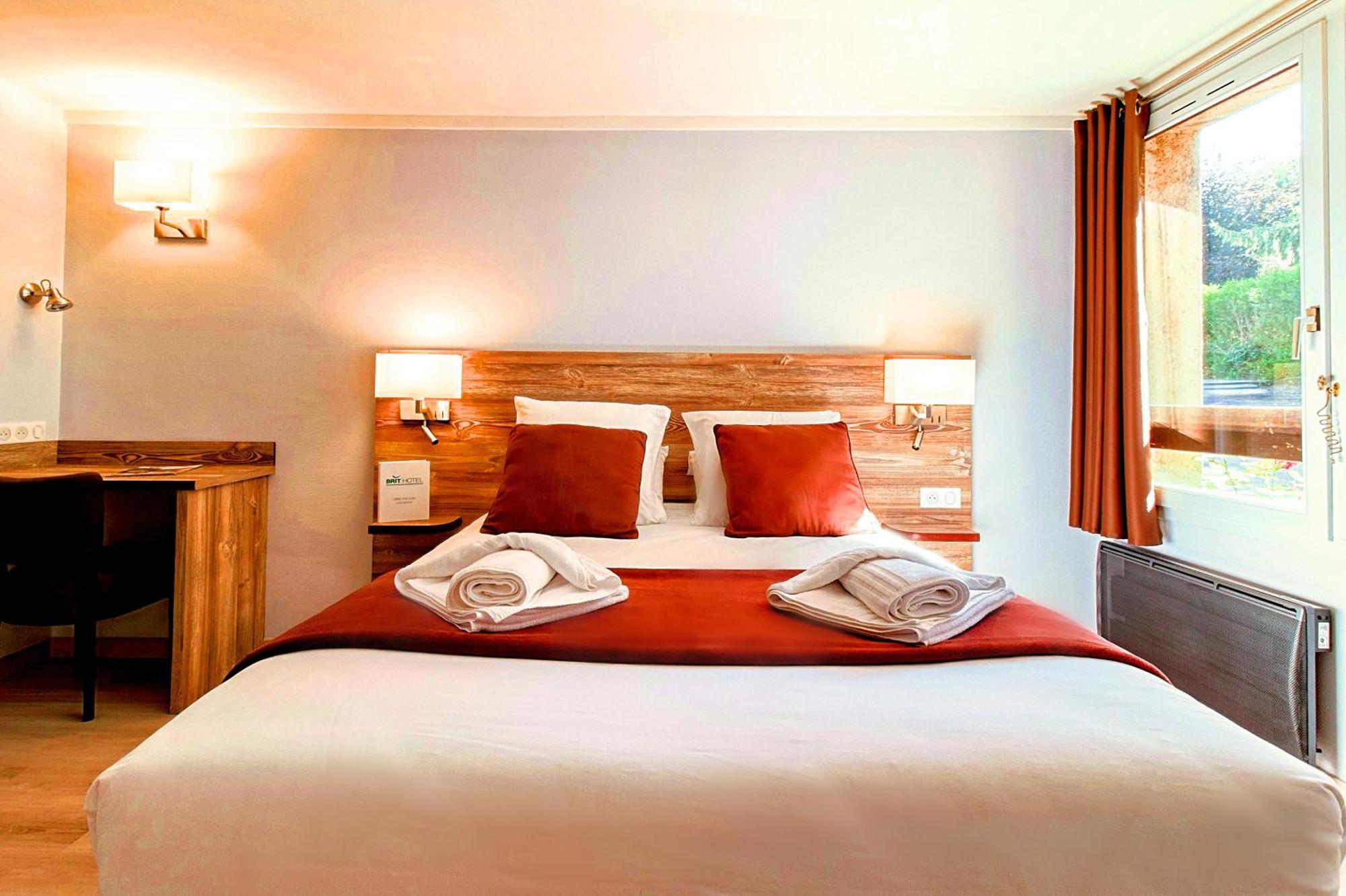 Brit Hotel Confort Pau Lons Bagian luar foto