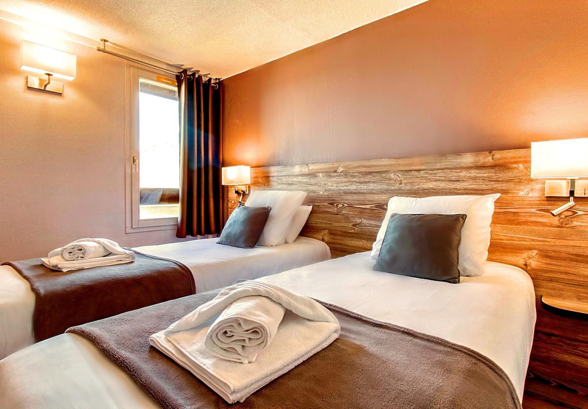 Brit Hotel Confort Pau Lons Bagian luar foto