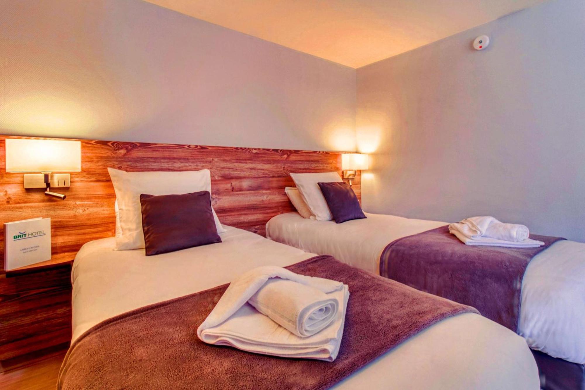 Brit Hotel Confort Pau Lons Bagian luar foto
