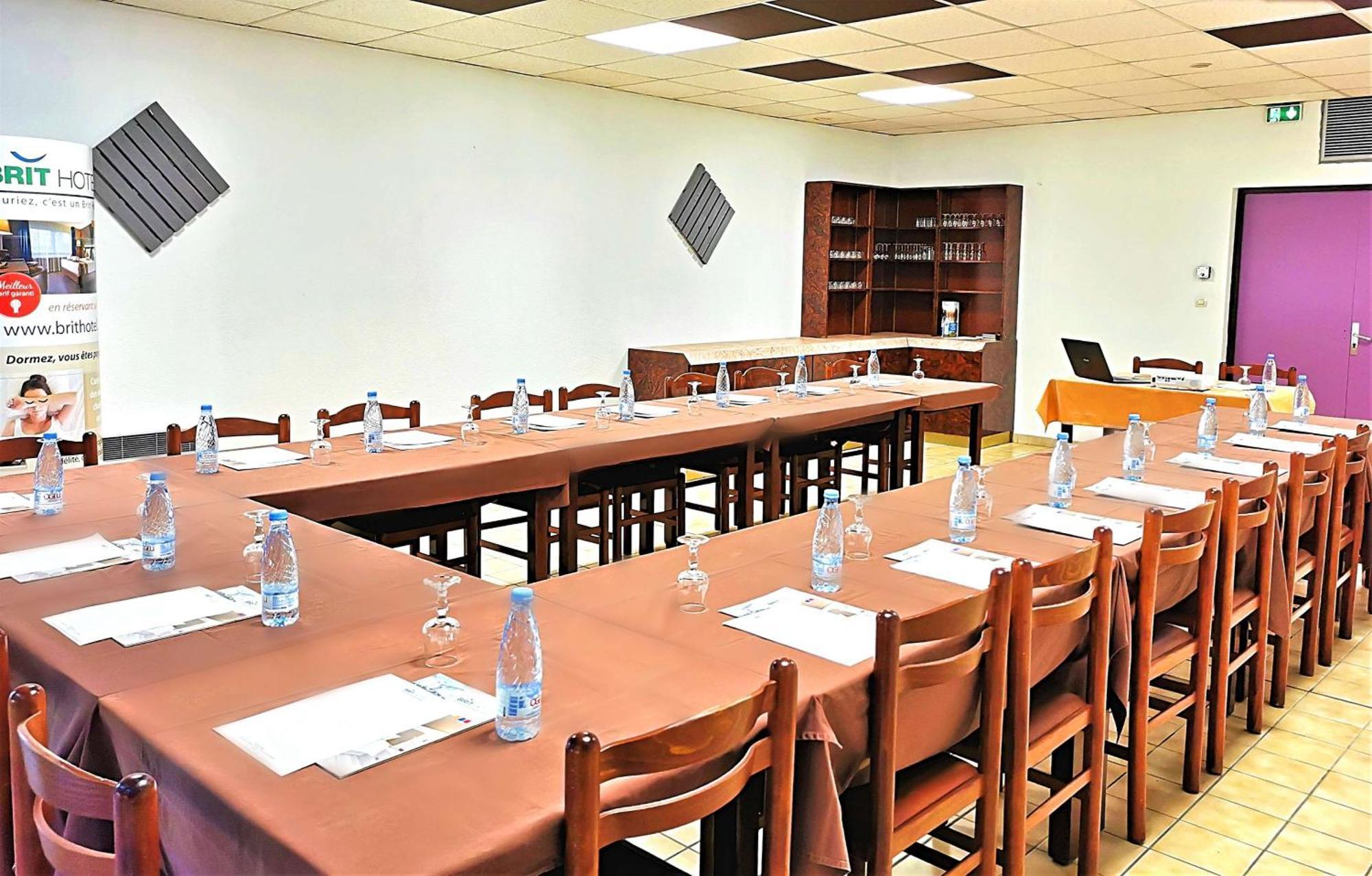 Brit Hotel Confort Pau Lons Bagian luar foto