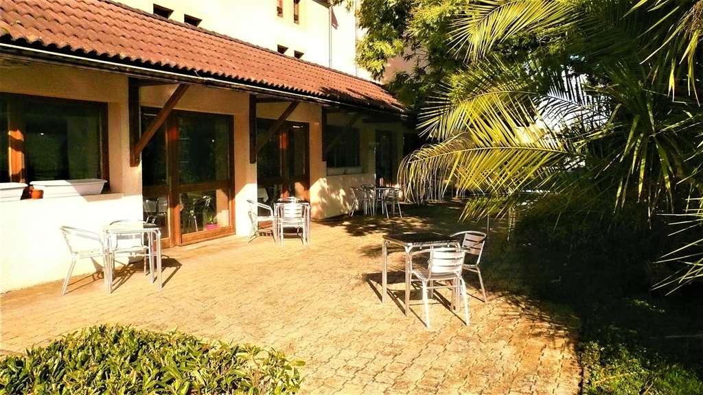Brit Hotel Confort Pau Lons Bagian luar foto