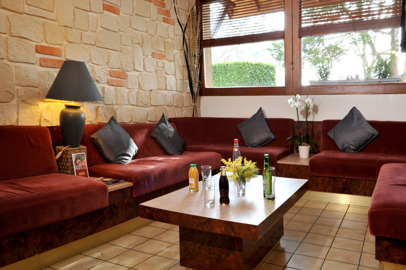 Brit Hotel Confort Pau Lons Bagian luar foto