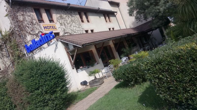 Brit Hotel Confort Pau Lons Bagian luar foto
