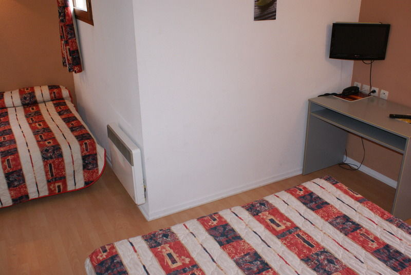 Brit Hotel Confort Pau Lons Bagian luar foto
