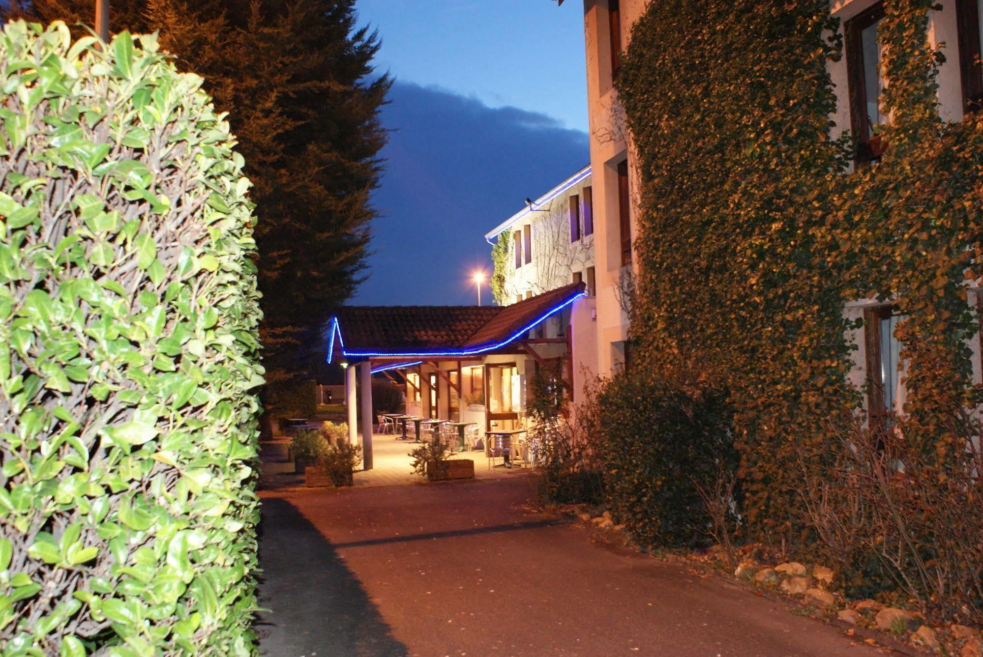 Brit Hotel Confort Pau Lons Bagian luar foto