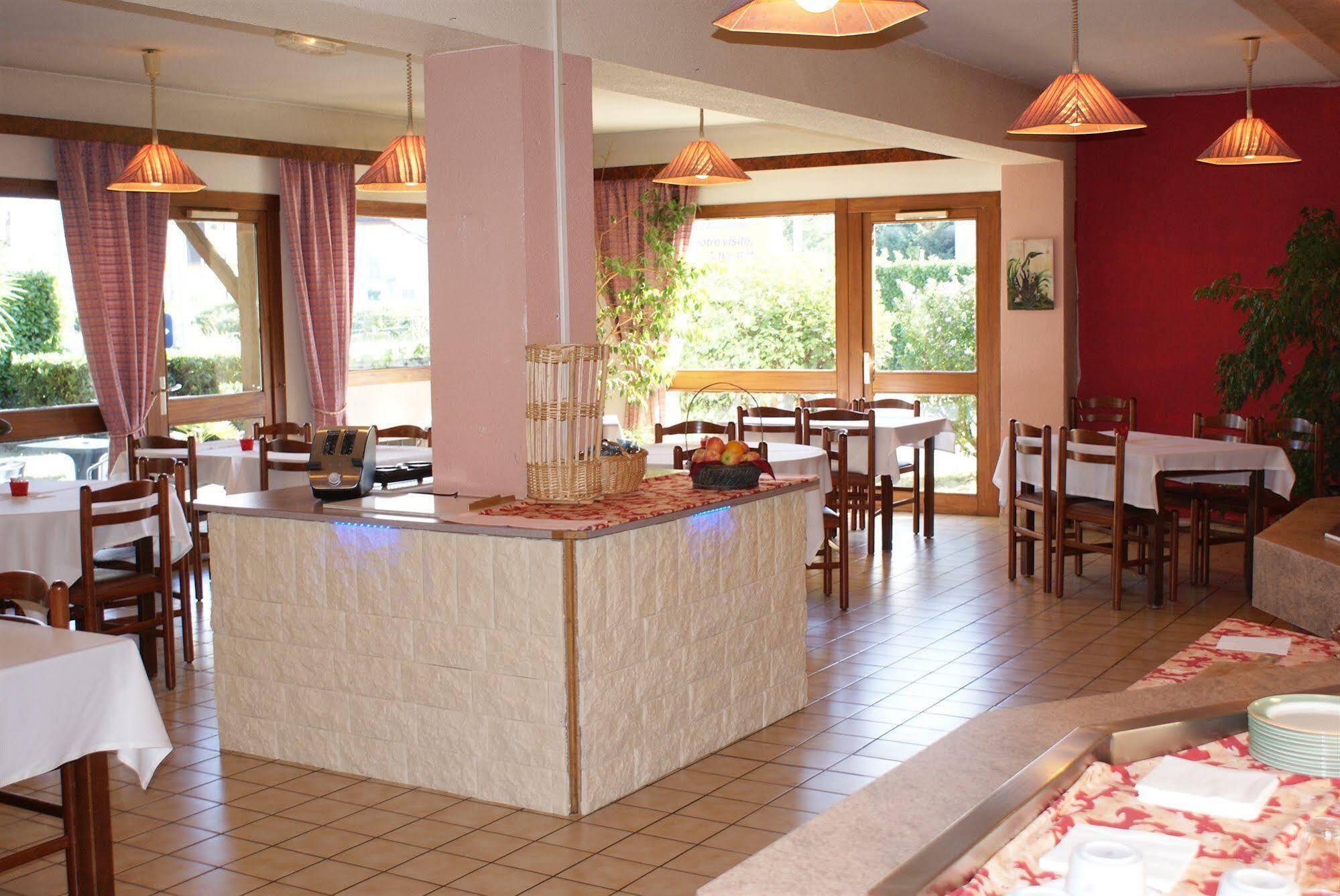 Brit Hotel Confort Pau Lons Bagian luar foto