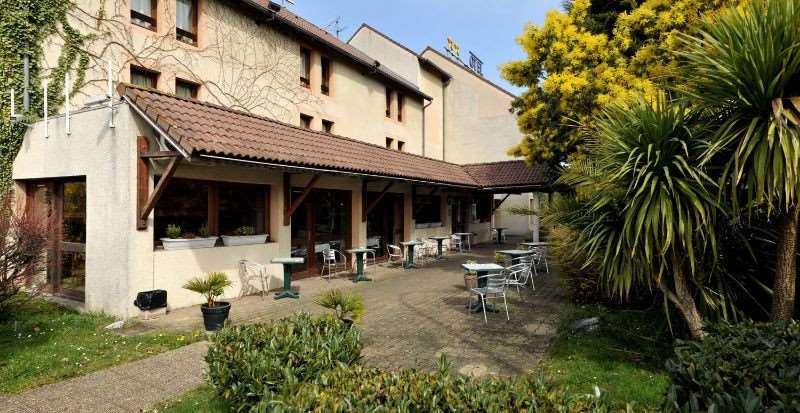 Brit Hotel Confort Pau Lons Bagian luar foto